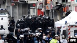 MILITARES SE DESPLIEGAN EN EL ASALTO CONTRA TERRORISTAS ATRINCHERADOS