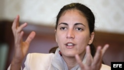 MON01. MONTEVIDEO (URUGUAY), 20/08/2013.- La hija del disidente cubano Oswaldo Payá, fallecido el año pasado, Rosa María Payá, habla durante una entrevista hoy, martes 20 de agosto de 2013, en el Palacio Legislativo, en Montevideo (Uruguay). Payá pidió ap
