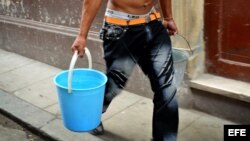 El agua contaminada es una de las principales vías para la propagación del cólera.