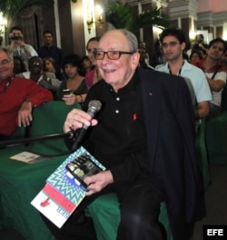 Alfredo Guevara, habla con periodistas el 4 de diciembre de 2011, durante una conferencia de prensa donde fue reconocida su labor frente al ICAIC.