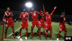 Los jugadores de Cuba celebran luego de un partido de la eliminatoria de la Concacaf para el Mundial Sub'20 de Turquía.