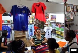 La Feria del Libro de La Habana, una oportunidad para comercializar productos que poco tienen que ver con la literatura.