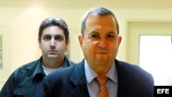 Fotografía de archivo del ministro israelí de Defensa Ehud Barack, (c).