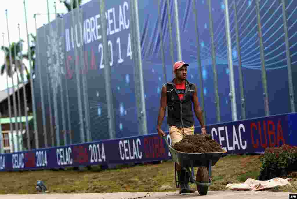 Un hombre trabaja en los jardines de Pabexpo, sede de la II Cumbre de la CELAC. 