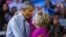 La aspirante demócrata a la Casa Blanca, Hillary Clinton (d), junto al presidente estadounidense, Barack Obama (i).