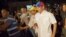 El candidato a la Presidencia de Venezuela, Henrique Capriles, camina junto a cientos de seguidores durante un recorrido nocturno, convocado por Capriles el lunes 1 de abril del 2013, en Caracas. 
