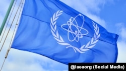 La bandera del Organismo Internacional para la Energía Atómica.