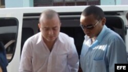 Carromero entrando al tribunal en Bayamo