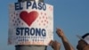 Un cartel en memoria de las víctimas de la masacre en el Paso llama a los residentes a ser fuertes ante la tragedia. 