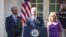 El vicepresidente estadounidense, Joe Biden (c), anuncia junto a su esposa, Jill Biden (d), y el presidente estadounidense, Barack Obama (i), que no aspira a la candidatura presidencial demócrata para las elecciones de 2016, en la Rosaleda de la Casa Blan