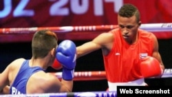 El peso ligero cubano Lázaro Álvarez (derecha).