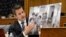 El congresista Republicano por Illinois, Adam Kinzinger, sostiene una fotografía de niños sirios que describe afectados por el gas sarín.