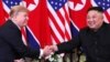 Donald Trump y Kim Jong Un, se saludan en Hanoi.