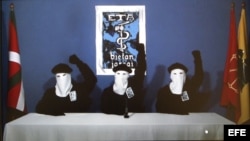 El artículo cita que antiguos y actuales miembros de la banda terrorista vasca ETA siguen residiendo en Cuba.