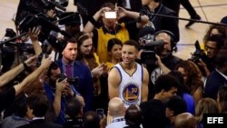 Curry conversa con los medios de comunicación.