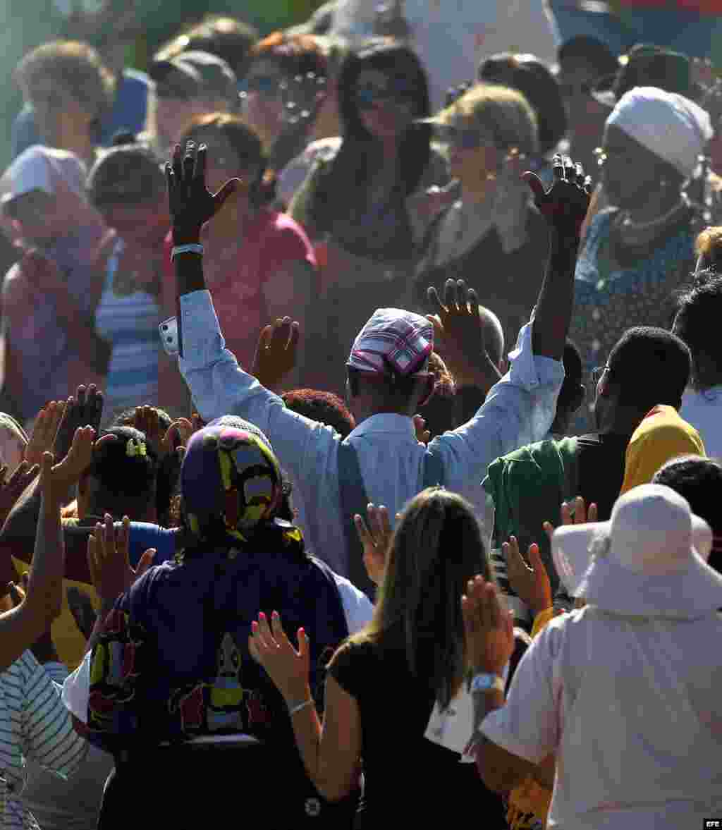 Unas 200 personas intentaron seguir el hilo de los rezos y rituales mayas.