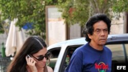 Foto de archivo de 2008 de la "bloguera" Yoani Sánchez, autora del blog "Generación Y", en La Habana Vieja, junto a su esposo, Reinaldo Escobar.