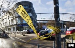 Los restos de un cordón de seguridad hondean al viento en el exterior del HDI Arena después de la cancelación ayer del partido amistoso entre las selecciones de Alemania y Holanda en Hannover (Alemania).