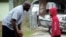 Shaquille O'Neal jugó baloncesto con varios niños en una calle de Gainesville, Florida. 