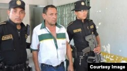 PNC de Guatemala con el coyote que transportaba a 34 cubanos.