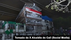 Autoridades del Ministerio de Defensa en Colombia recorren el área del atentado en Cali, ocurrido el 21 de agosto de 2021.