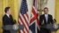 El presidente estadounidense, Barack Obama (d), y el primer ministro británico, David Cameron, ofrecen una rueda de prensa tras su reunión en el Despacho Oval de la Casa Blanca de Washington, Estados Unidos.