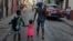 Una familia en La Habana el 13 de julio de 2021. (AP Photo/Eliana Aponte).