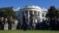 El presidente de Estados Unidos Barack Obama y su esposa, Michelle, escuchan el himno nacional durante una ceremonia por las víctimas del 11S, en la Casa Blanca en Washington (11 de septiembre, 2015.