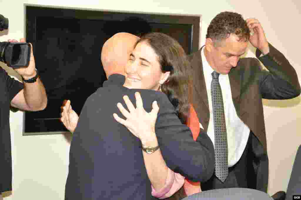 Yoani S&aacute;nchez y&nbsp; el director del Bur&oacute; de Noticias de la Oficina de Transmisiones a Cuba, Humberto Castell&oacute;, en un c&aacute;lido abrazo. 