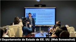 Ryan McSeveney, agente especial interino a cargo de la Oficina de Campo del DSS en Miami, habla con periodistas
