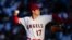 Shohei Ohtani, lanzador inicial de Los Ángeles Angels, acordó el sábado 9 de diciembre un contrato récord de 700 millones de dólares por 10 años con los Dodgers. (AP Photo/Ashley Landis, Archivo)