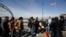 Un grupo de migrantes cubanos espera en el Puente Paso del Norte de Ciudad Juárez para solicitar asilo a las autoridades de EEUU