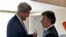 Fotografía cedida por Presidencia de Colombia del mandatario del país, Juan Manuel Santos (d), saludando al secretario de Estado de Estados Unidos, John Kerry (i), hoy, lunes 12 de agosto de 2013, en el Palacio de Nariño de Bogotá.