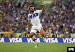 El centrocampista de Italia Andrea Pirlo celebra el gol que ha marcado ante la selección de México en el estadio de Maracaná, en Río de Janeiro.