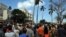 ARCHIVO. Cientos de personas hacen cola en un parque habanero frente a la Embajada de España en Cuba.