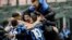Matteo Darmian (derecha) del Inter de Milán celebra tras anotar el gol de la victoria en un juego ante Cagliari. (AP Foto/Luca Bruno)