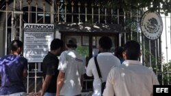  Varias personas esperan para ser atendidas en la entrada del consulado de México en La Habana. Enero/ 14/2013