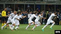Los jugadores del Real Madrid celebran la victoria sobre el Atlético de Madrid.