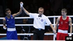 El cubano Robeisy Ramírez Carrazana (i) celebra tras vencer al irlandés Michael Conlan en la semifinal de la categoría 52 kilogramos el viernes 10 de agosto de 2012, en los Juegos Olímpicos Londres 2012.