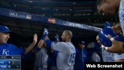 Alex Ríos es felicitado por sus compañeros de equipo tras conectar un jonrón.