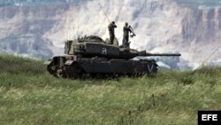 Soldados israelíes encima de un tanque en los Altos del Golán. 