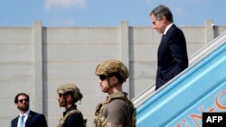 El secretario de Estado, Antony Blinken, arriba al aeropuerto Ben Gurion, cerca de Tel Aviv, el 16 de octubre de 2023. (Jacquelyn Martin/POOL/AFP).