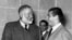 El escritor estadounidense Ernest Hemingway (d). Archivo