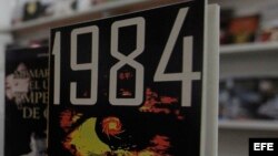 "1984" del escritor George Orwell, en uno de los stands de la 25 feria Internacional del Libro de La Habana.