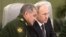 El ministro de Defensa ruso, Sergei Shoigu, junto al presidente Vladimir Putin, durante una visita al Centro de Control de la Defensa Nacional en Moscú en abril de 2015.