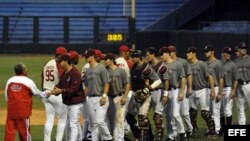 Jugadores cubanos y estadounidenses se saludan antes de un partido entre el Instituto Superior de Cultura Física (ISCF) y la Universidad de Alabama, el 16 de diciembre de 2008, en el estadio Latinoamericano en La Habana (Cuba).