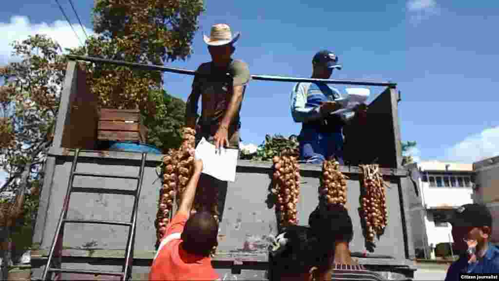 Activistas distribuyen proclamas y materiales audiovisuales a la población en la localidad de Guantánamo, según divulga el activista Yoanny Beltrán de la Unión Patriótica de Cuba.