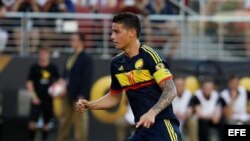 James Rodríguez, de Colombia, celebra una anotación ante EEUU.