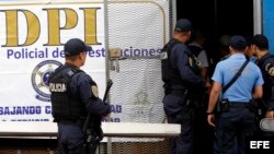 Policias hondureños custodian una unidad policial. EFE