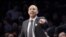 El entrenador de los Brooklyn Nets, Jason Kidd (c), le da indicaciones a sus jugadores.